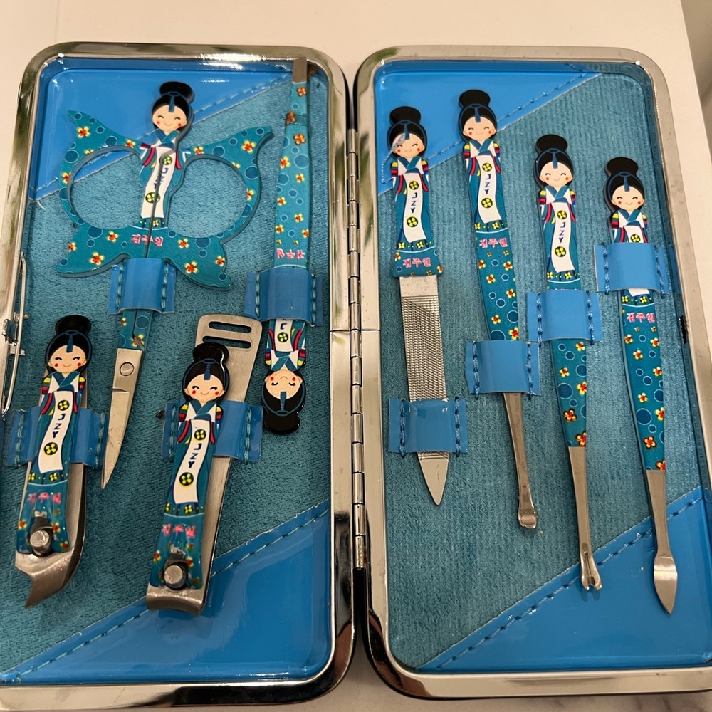 BRAND NEW 8 in 1 Manicure Set with Korean Design
